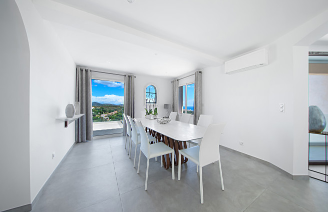 salle-manger-terrasse-vue-panoramique-grimaud