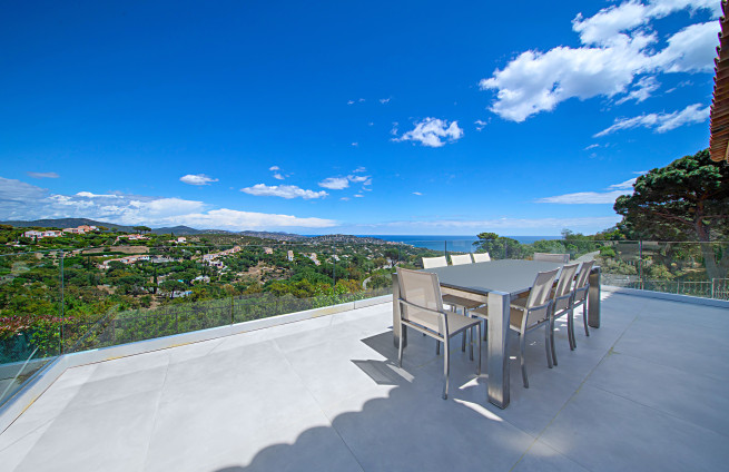 covered terrace outdoor lounge with view of Sainte-Maxime Bay