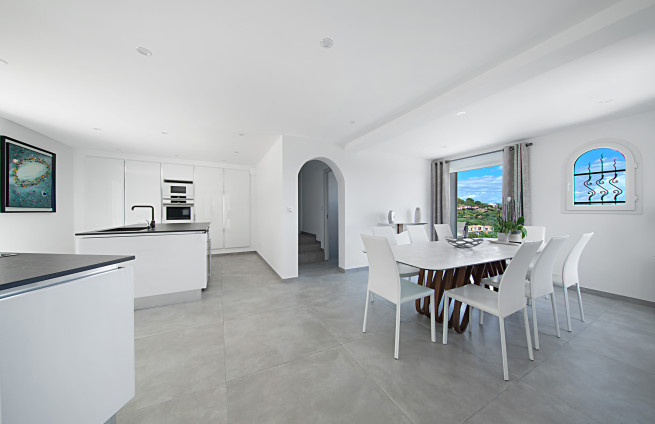 American-style kitchen with central island, fully equipped, Villa Grimaud