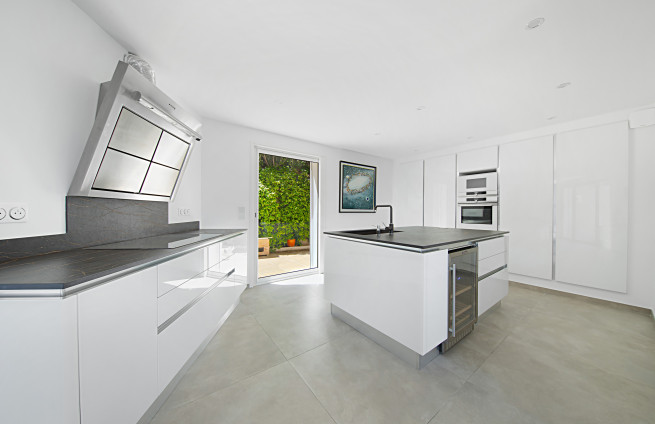 cuisine-americaine-ilot-central-equipee-haut-de-gamme-villa-grimaud