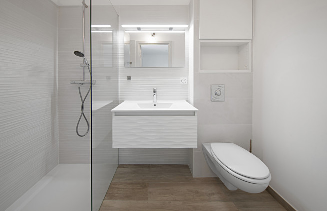 bathroom-walk-in-shower-noble-materials-villa-grimaud