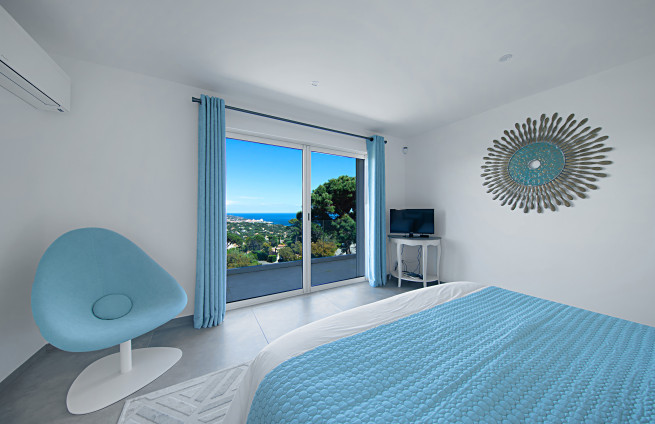 kamer-met-privé-terras-zee-uitzicht-Grimaud