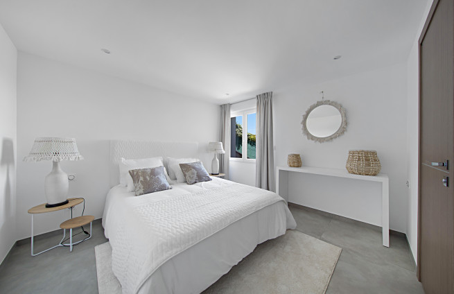 chambre-rez-de-chaussee-vue-mer-villa-grimaud