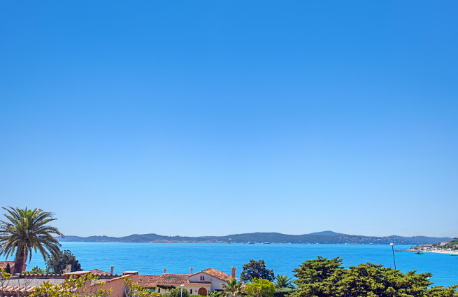 Adembenemend uitzicht op de Golf van Saint-Tropez vanuit een villa aan de Croisette.