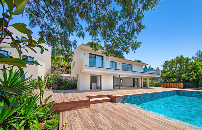 Contemporary villa with sea view for sale in Issambres