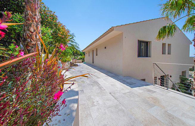 allee-paves-villa-contemporaine-issambres