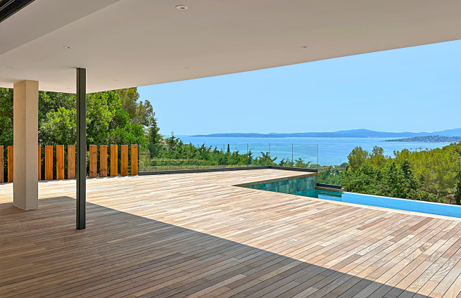 covered terrace with sea view in Les Issambres