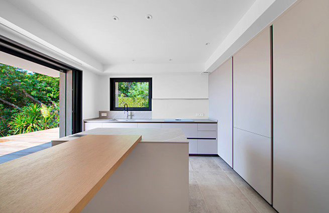 kitchen-island-sea-view-issambres