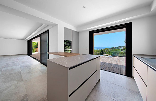 fully-equipped marble kitchen with a view of the Gulf of Saint-Tropez