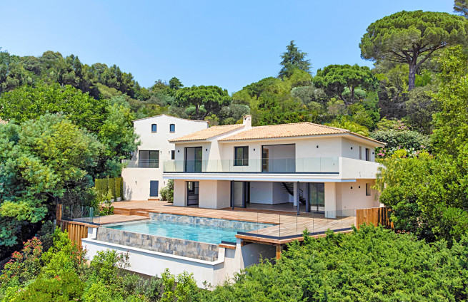 Modern 5-bedroom en-suite house for sale in Issambres