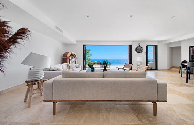 salon-sejour-vue-mer-baies-vitrees-issambres