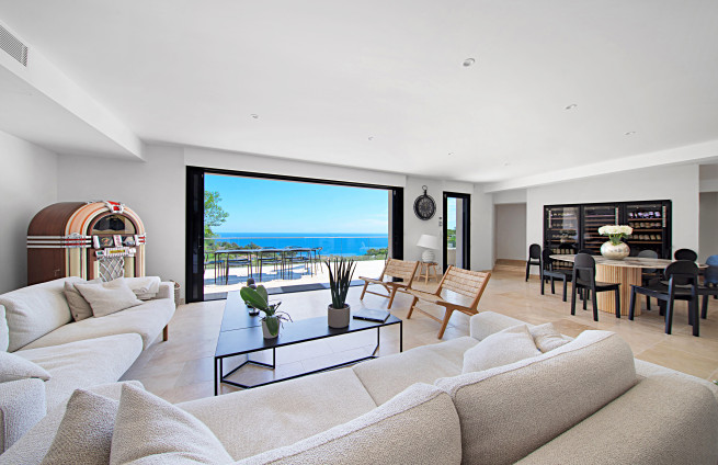 Living room opening onto a terrace with pool and sea view - Issambres