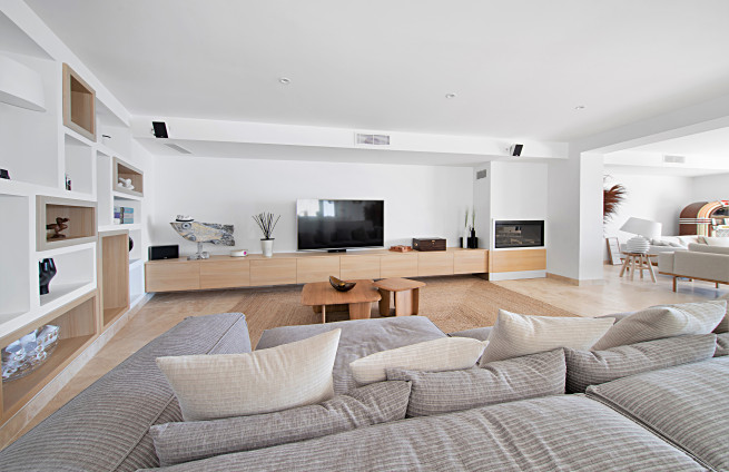 Salon-cosy-ambiance-feu-de-cheminée-vue-mer-issambres