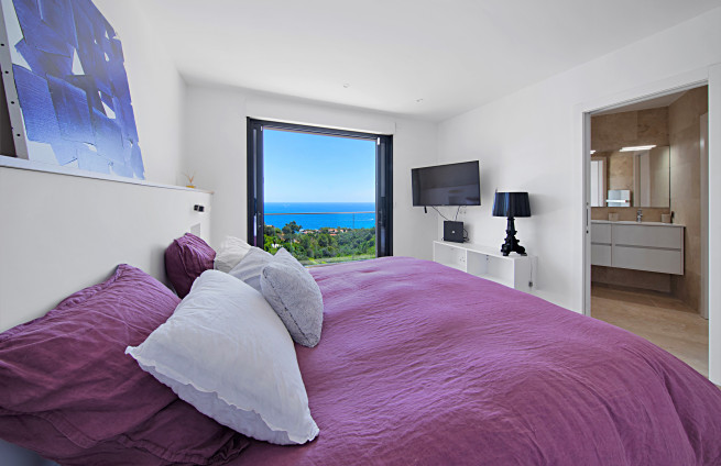 bedroom-sea-view-villa-for-sale-gulf-of-saint-tropez-issambres