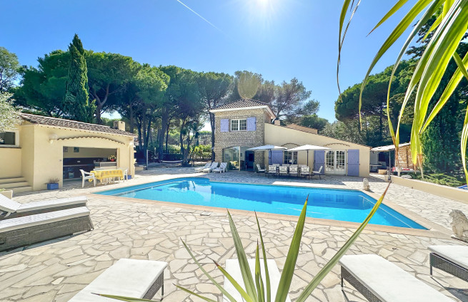 exclusive villa in the secure La Nartelle estate