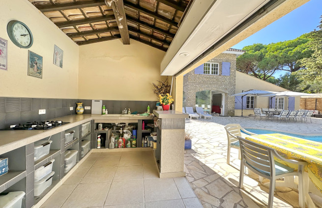 pool-house-outdoor-kitchen-dining-villa-sainte-maxime