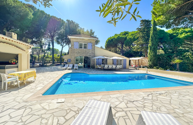 private-property-la-nartelle-beach-foot-access