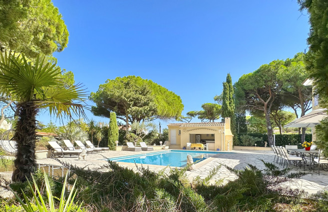 pool-house-cuisine-exterieure-repas-bord-piscine