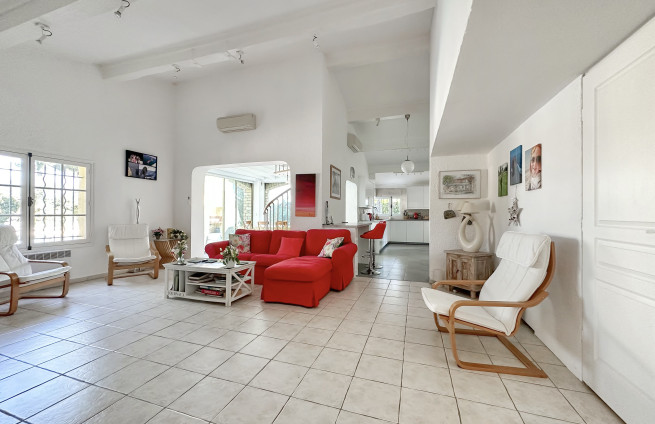 salon-lumineux-ouvert-terrasse-vue-jardin-villa-sainte-maxime