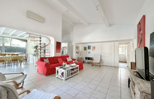 Grote, lichte, open woonkamer met terras en uitzicht op de tuin in Sainte-Maxime.