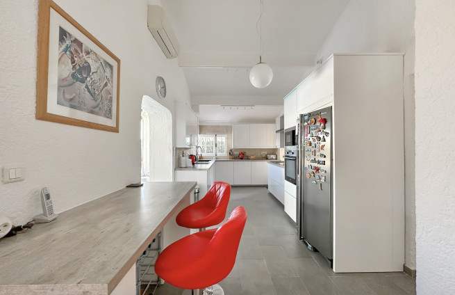 fully equipped, gourmet kitchen with a central island, modern villa in Sainte-Maxime