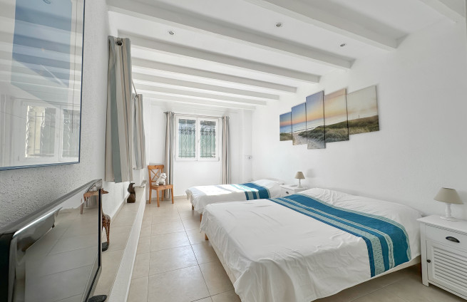 guest-room-dressing-shower-room-villa-sainte-maxime
