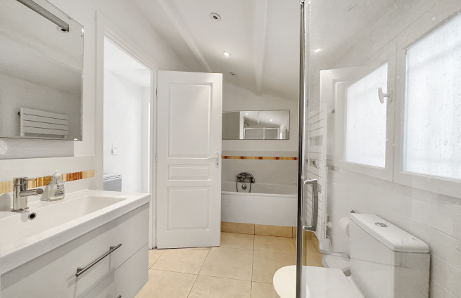 guest-room-shower-villa-sainte-maxime