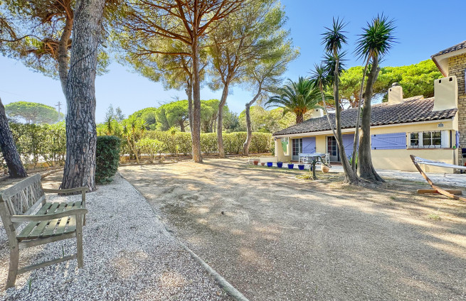 boulodrome-jeu-provencal-ombre-pins-parasols-jardin-sainte-maxime