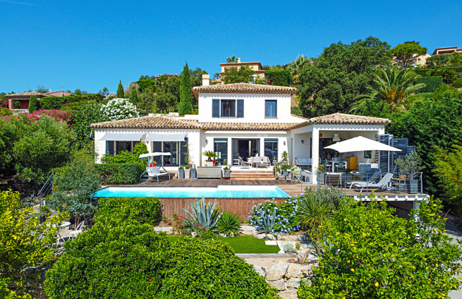 villa-luxe-domaine-du-golf-sainte-maxime-facade-jardin