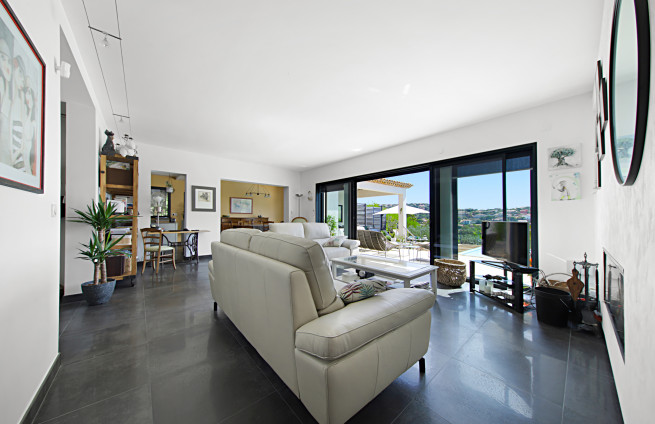 salon-reception-lumineux-villa-luxe-var-sainte-maxime