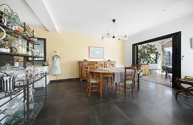 salle-à-manger-accès-terrasse-couverte-villa-sainte-maxime