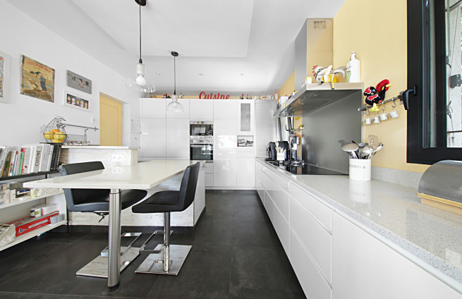 cuisine-equipee-vue-jardin-villa-sainte-maxime