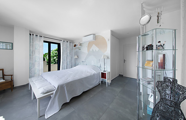 luxe hoofdslaapkamer met badkamer en kleedkamer