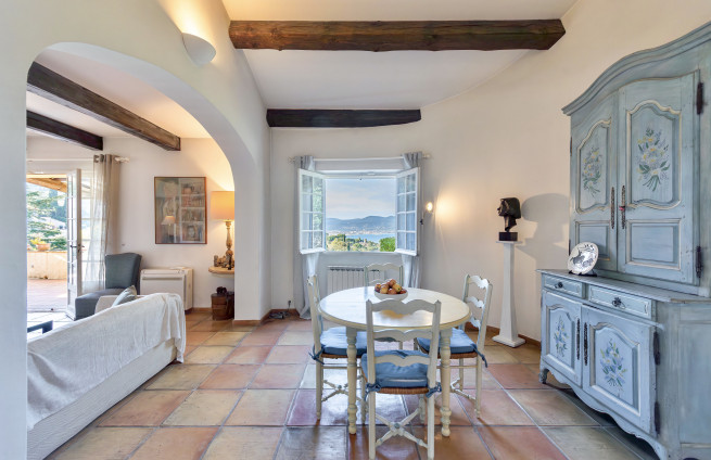 Eetkamer met uitzicht op de Golf van Saint-Tropez