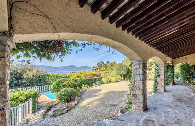 Terrasse-Chambres-ensuite-villa-Gassin