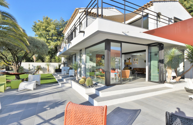 villa-near-beach-gigaro-domaine-la-pinede