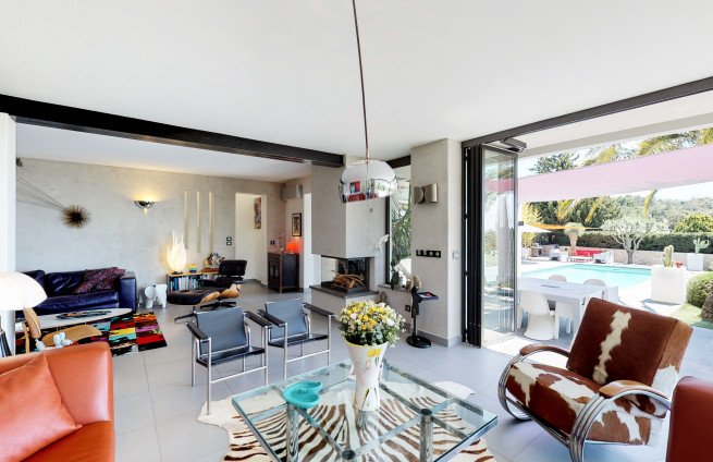bright living room with bay windows - Domaine La Pinede