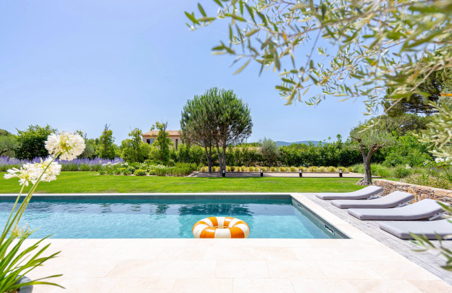 vue-depuis-pool-house-piscine-chauffee-grimaud