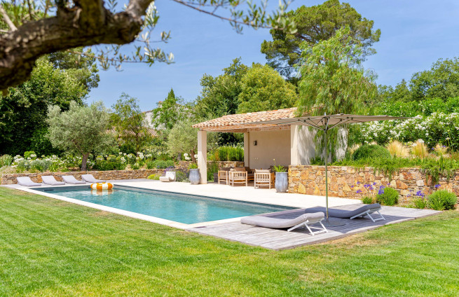 relaxation-pool-near-saint-tropez