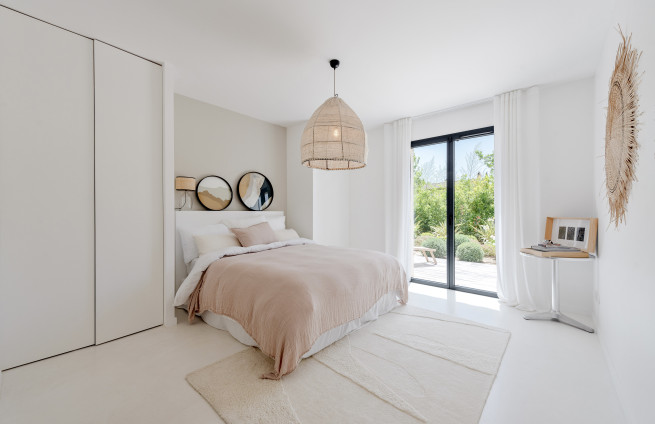 guest room - queen-size bed - shaded terrace