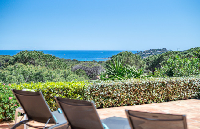 sun lounger with panoramic sea view for sale at Villa La Nartelle