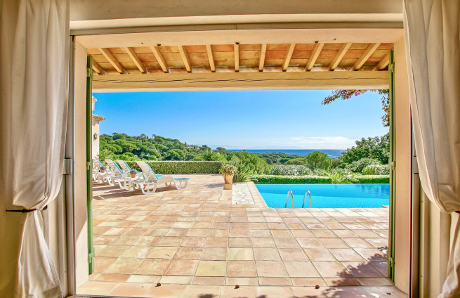 ouverture-terrasse-couverte-salon-maison-sainte-maxime-vue-mer