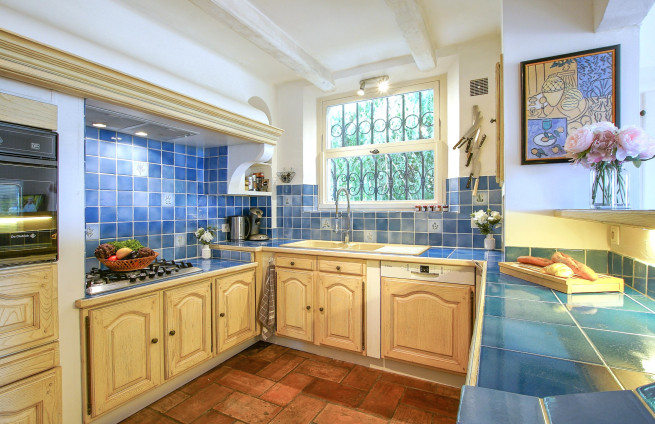 fully equipped kitchen with back kitchen in the Provençal style