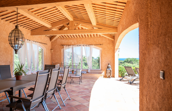 pool-house-cuisine-ete-terrasse-couverte-cote-azur