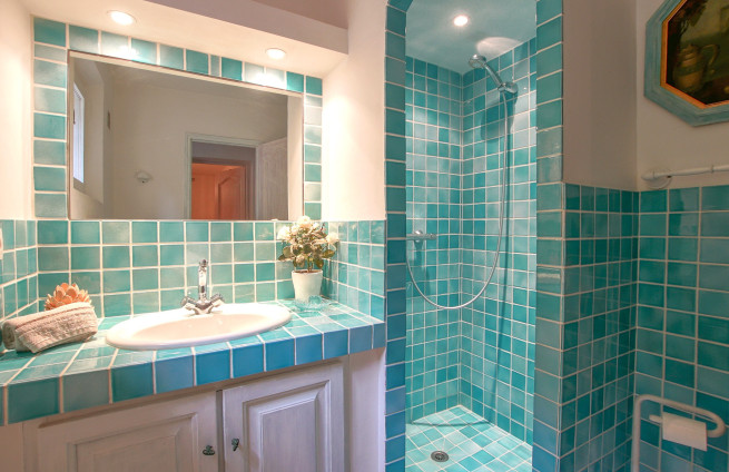 salle-de-douche-villa-traditionnelle-pierre-de-lave