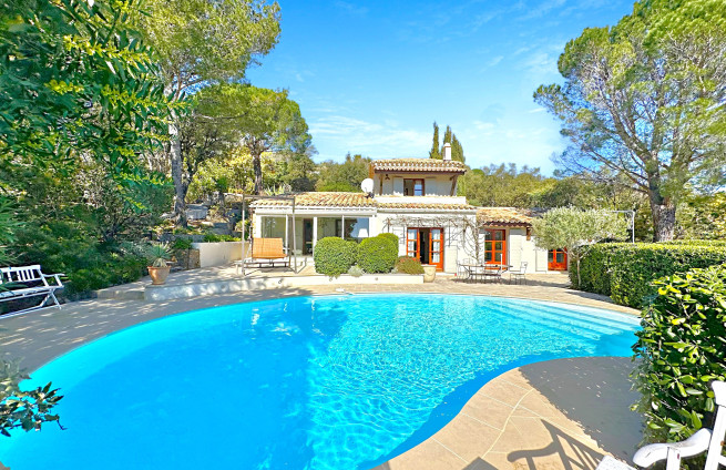 Gerenoveerde villa met uitzicht op kasteel Grimaud te koop