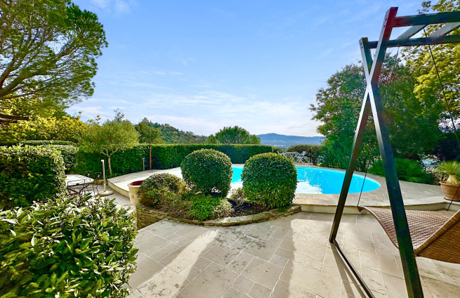 swimming pool with panoramic views of the Provence hills
