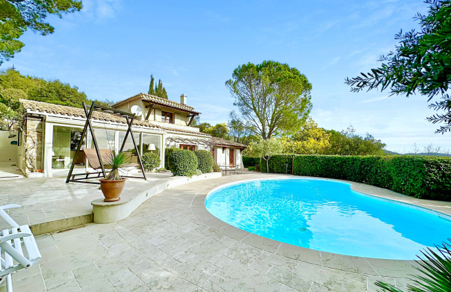 villa-pool-sunny-terraces-view-hills-castle-grimaud