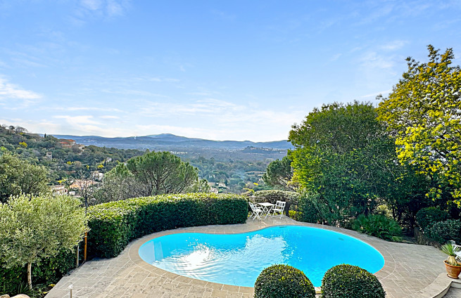 swimming pool-landscaped-garden-grimaud-village