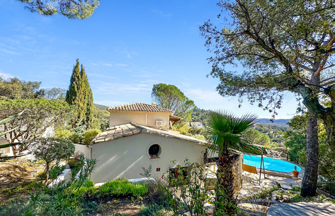 Villa met aangelegde oprit te koop in Grimaud